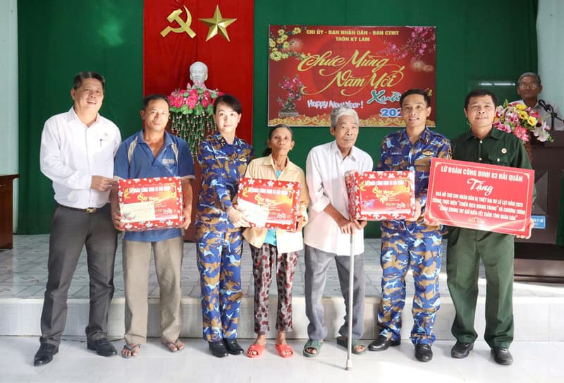 Lữ đoàn 83 tặng quà gia đình có hoàn cảnh khó khăn dịp Tết Nguyên đán 2026