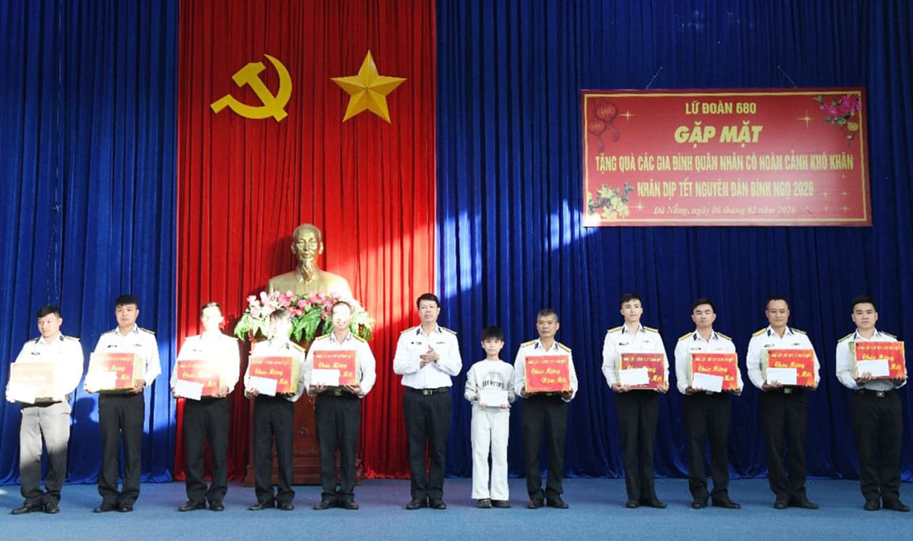 Lữ đoàn 680 tổ chức thăm, tặng quà dịp tết Nguyên đán