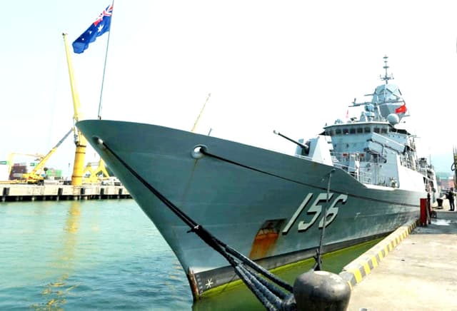 Tàu Hải quân Hoàng gia Australia thăm Đà Nẵng