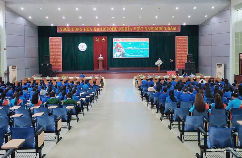 Hơn 200 giảng viên, sinh viên Trường Đại học Quảng Nam nghe thông tin về biển đảo