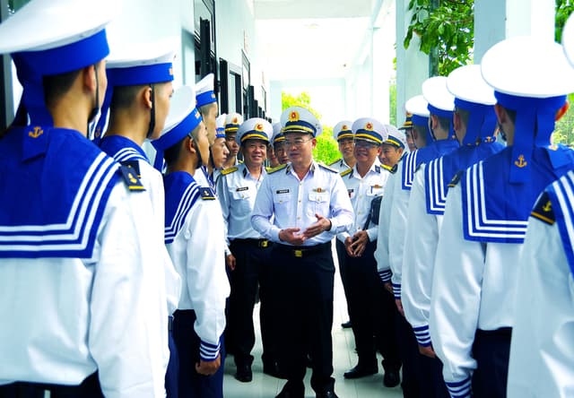 Chính ủy Vùng 3 kiểm tra, động viên chiến sĩ mới tại Tiểu đoàn 355