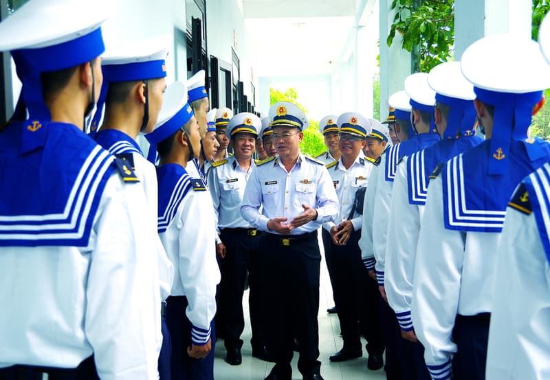 Chính ủy Vùng 3 kiểm tra, động viên chiến sĩ mới tại Tiểu đoàn 355