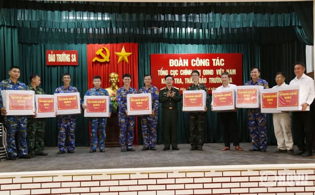 Đoàn công tác Tổng cục Chính trị thăm, kiểm tra tại đặc khu Trường Sa và Nhà giàn DK1