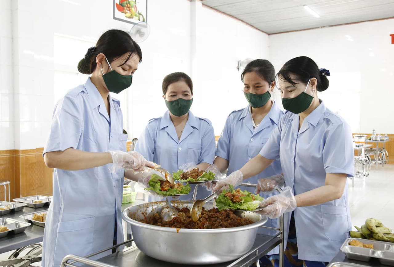 “Bữa cơm nghĩa tình” tại Vùng 3 Hải quân