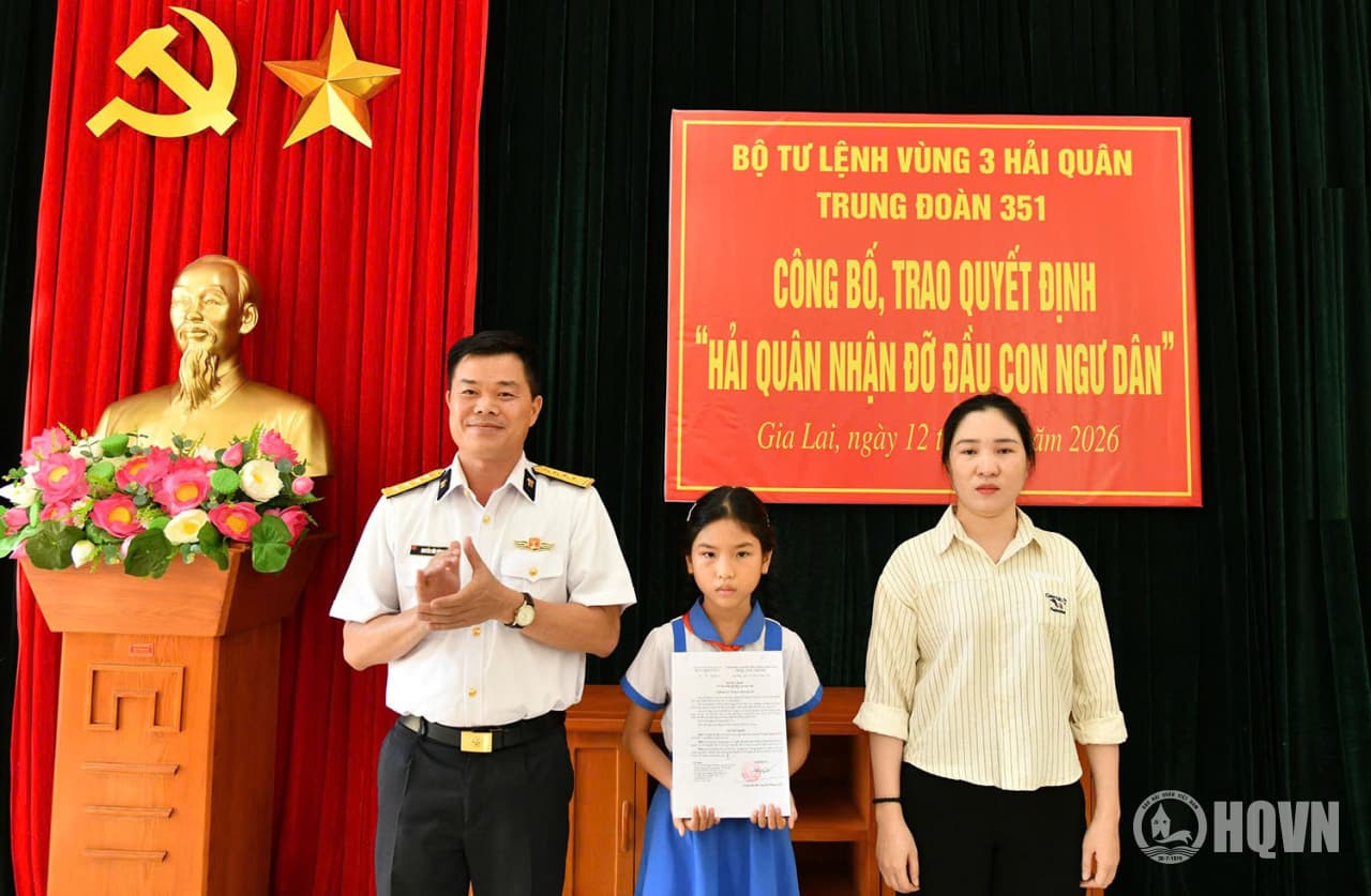Trung đoàn 351 trao quyết định nhận đỡ đầu con ngư dân có hoàn cảnh khó khăn
