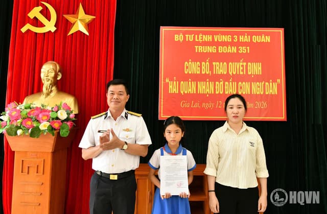 Trung đoàn 351 trao quyết định nhận đỡ đầu con ngư dân có hoàn cảnh khó khăn