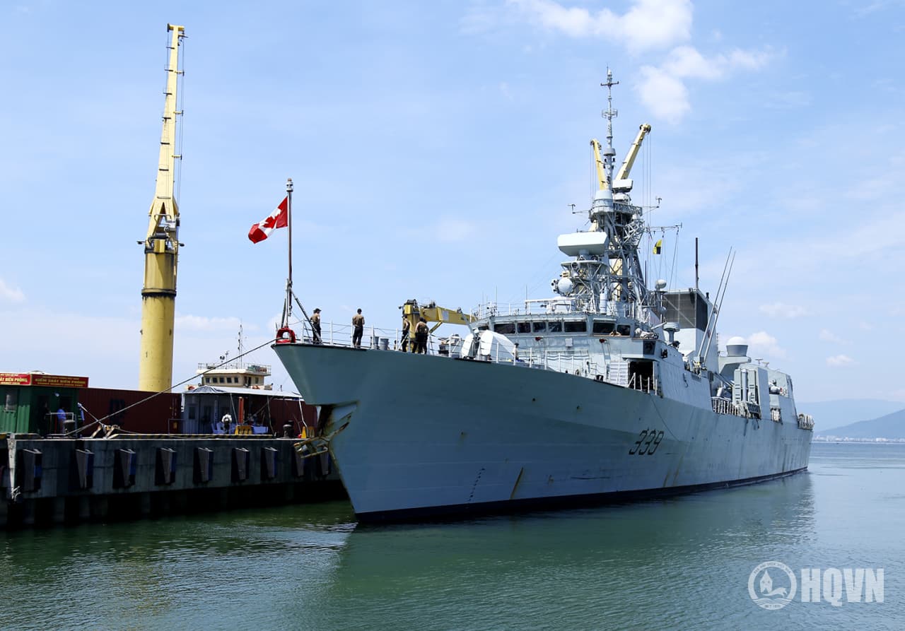 Tàu Hải quân Hoàng gia Canada thăm thành phố Đà Nẵng
