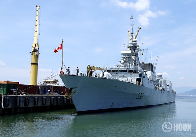 Tàu Hải quân Hoàng gia Canada thăm thành phố Đà Nẵng