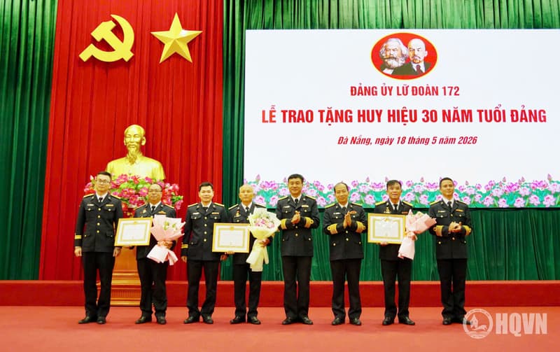 Lữ đoàn 172 trao tặng Huy hiệu 30 năm tuổi Đảng