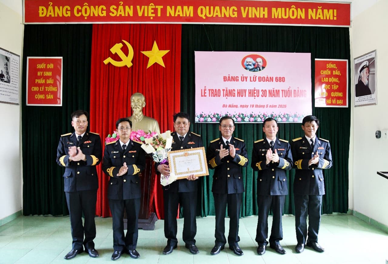 Lữ đoàn 680 trao tặng Huy hiệu 30 năm tuổi Đảng