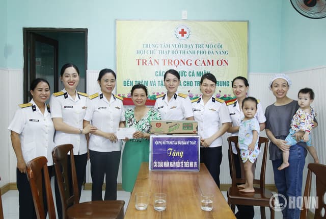 Hội phụ nữ Trung tâm Bảo đảm kỹ thuật Vùng 3 thăm, tặng quà trẻ mồ côi