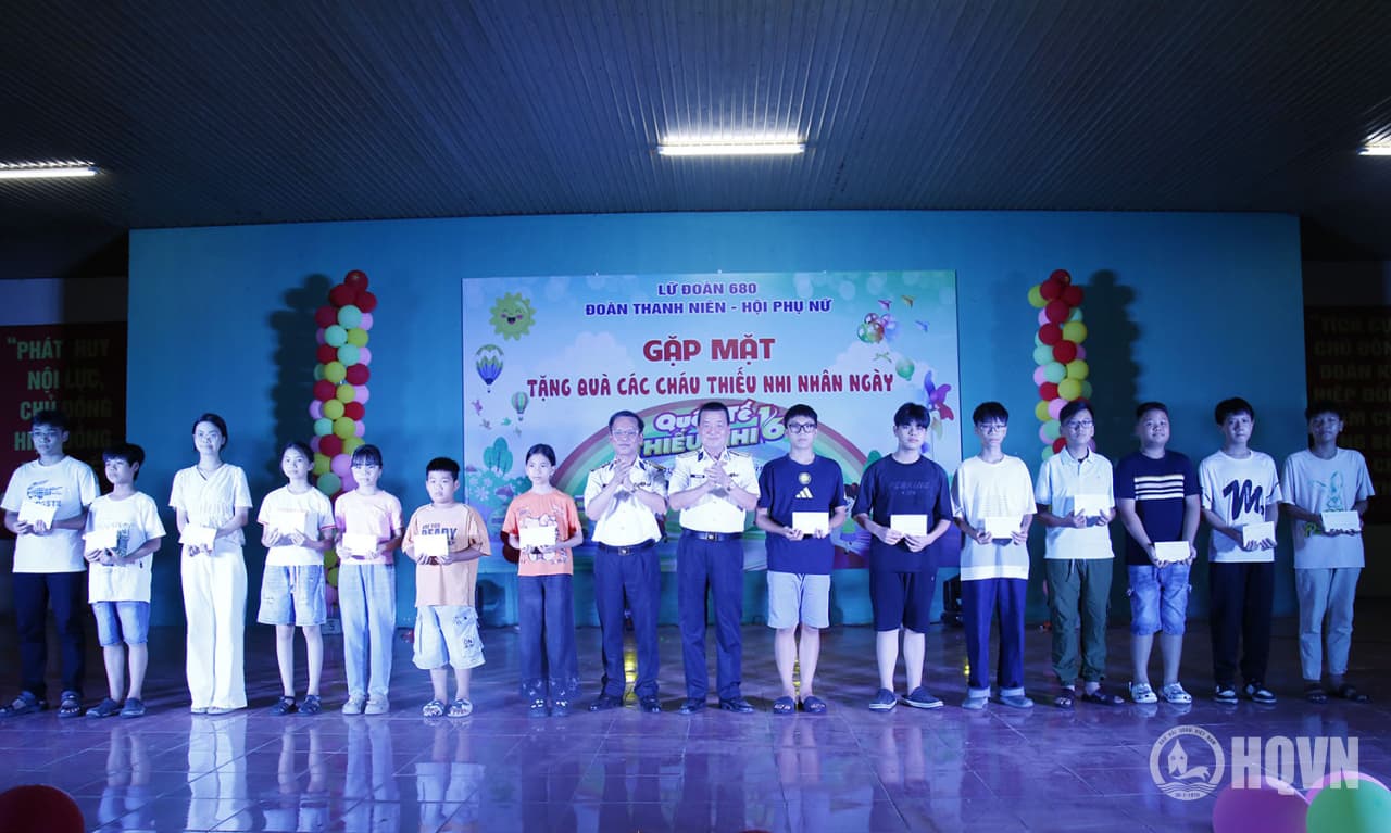 Lữ đoàn 680 gặp mặt, tặng quà nhân Quốc tế thiếu nhi 1/6
