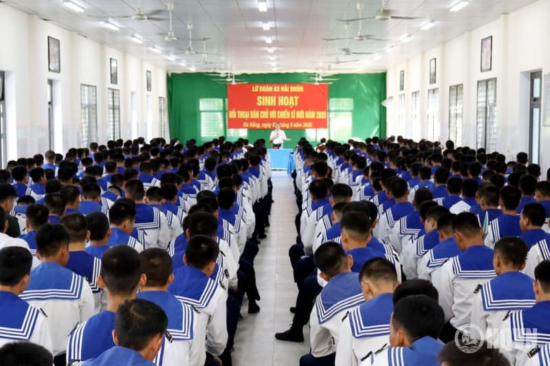 Chỉ huy Lữ đoàn 83 đối thoại dân chủ với các chiến sĩ mới