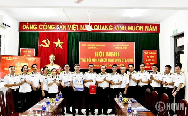 Lữ đoàn 172 và Khoa CTĐ, CTCT Học viện Hải quân tổ chức trao đổi chuyên môn