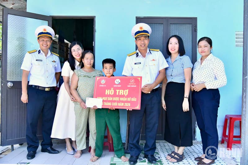 Lữ đoàn 172 thăm, tặng quà con ngư dân được nhận đỡ đầu