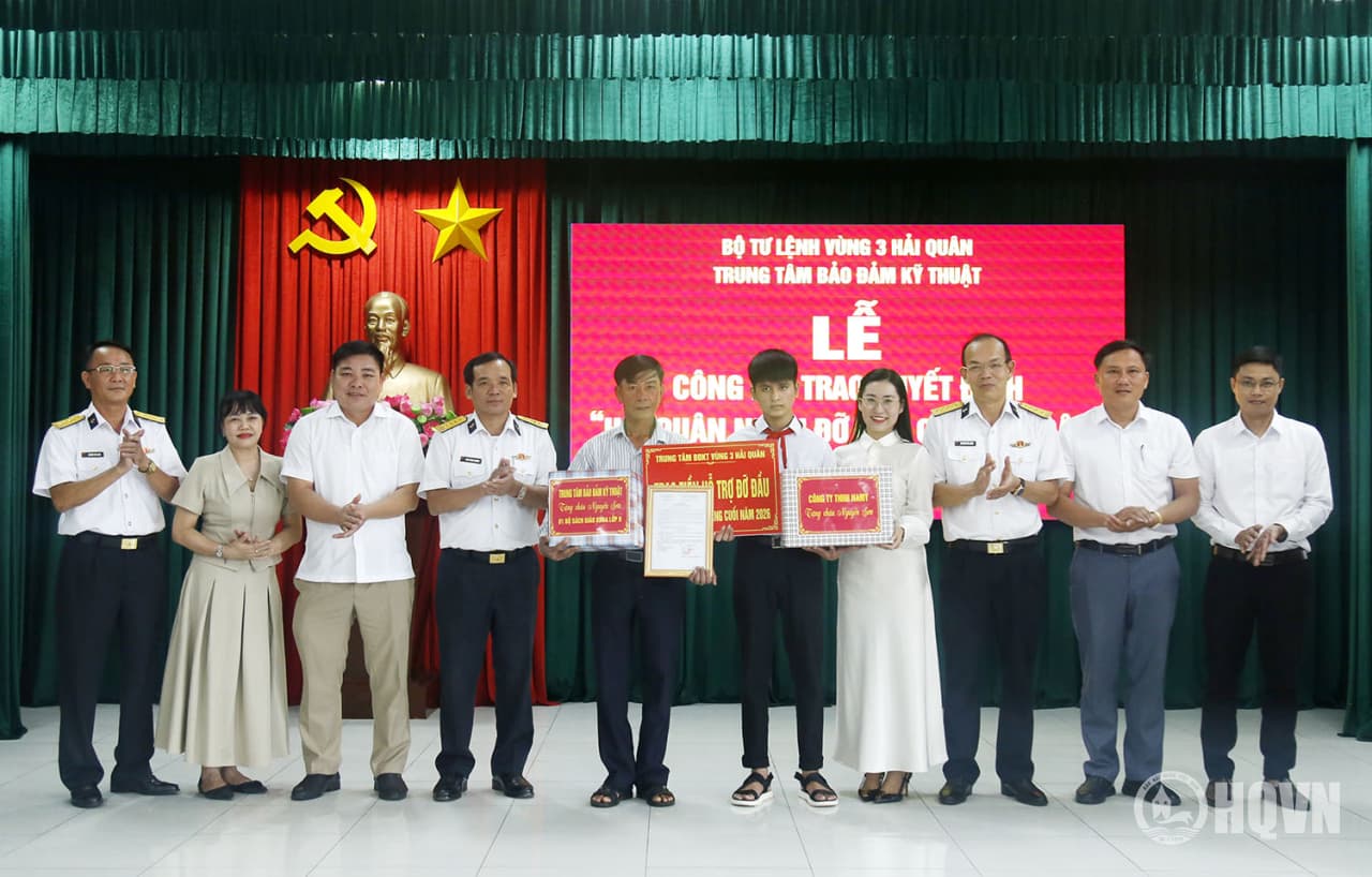 Trung tâm Bảo đảm kỹ thuật Vùng 3 nhận đỡ đầu con ngư dân có hoàn cảnh khó khăn