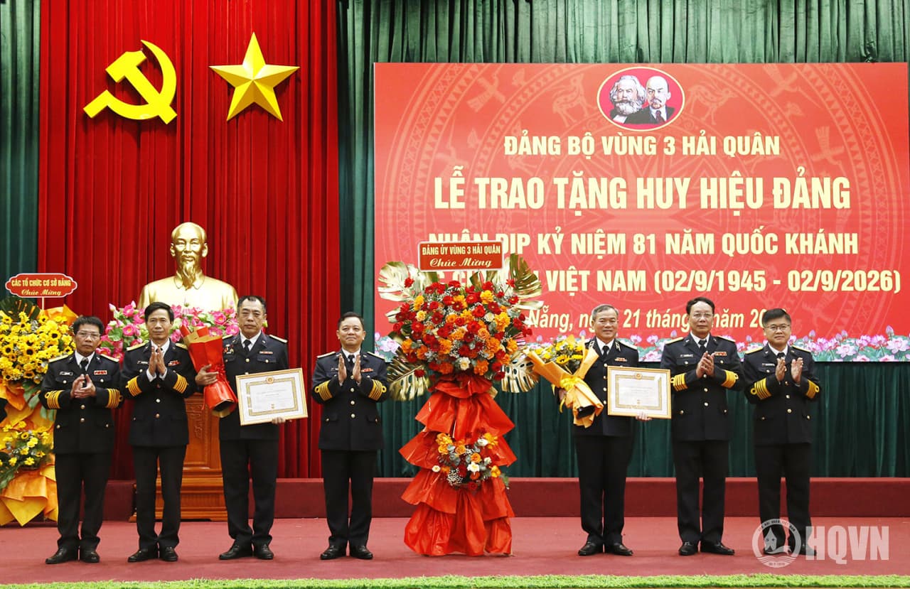Đảng bộ Vùng 3 Hải quân trao Huy hiệu 35 năm tuổi Đảng