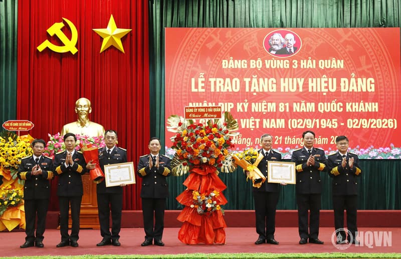 Đảng bộ Vùng 3 Hải quân trao Huy hiệu 35 năm tuổi Đảng