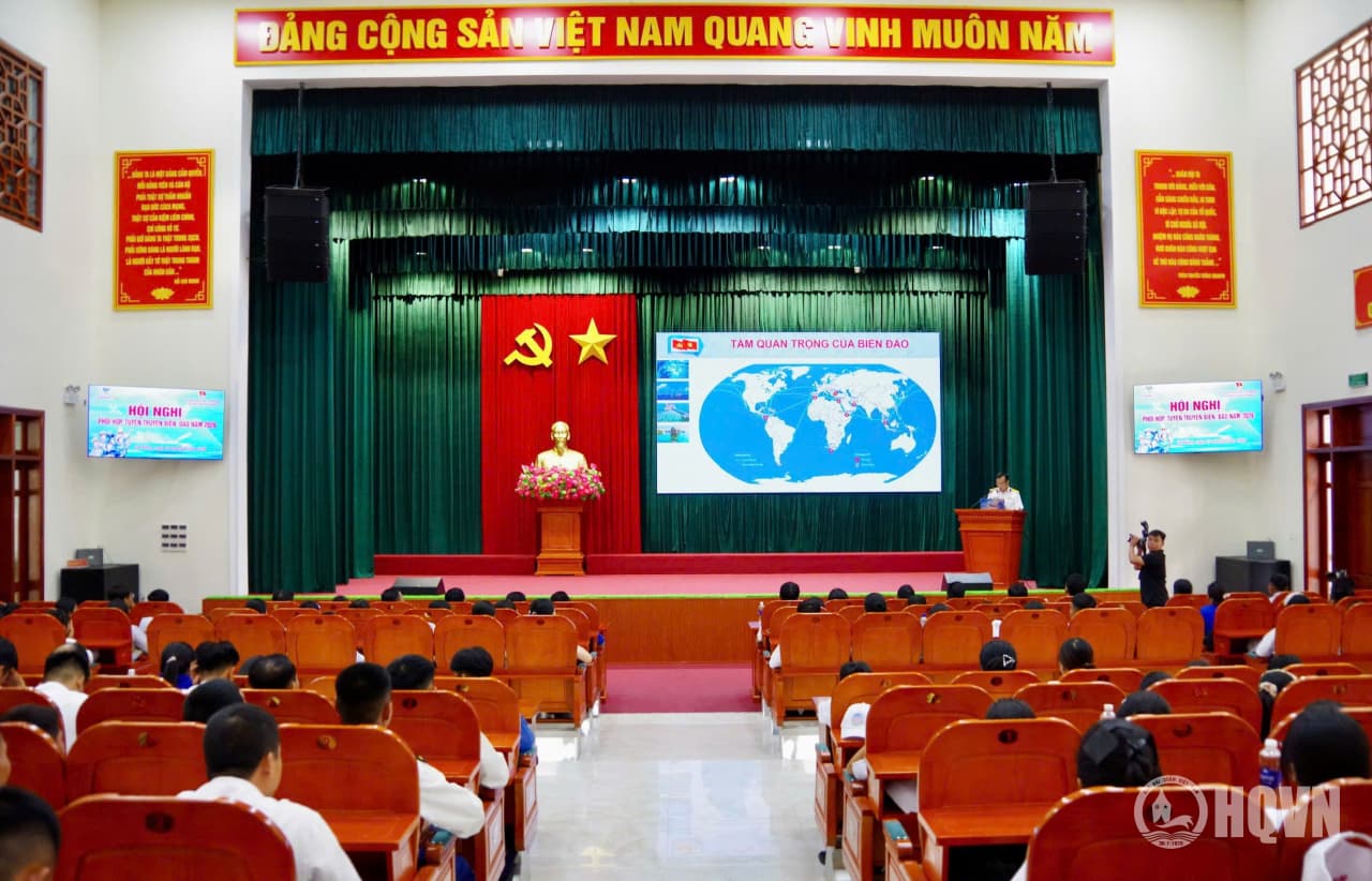 Lữ đoàn 172 lan tỏa tình yêu biển đảo đến tuổi trẻ Đà Nẵng