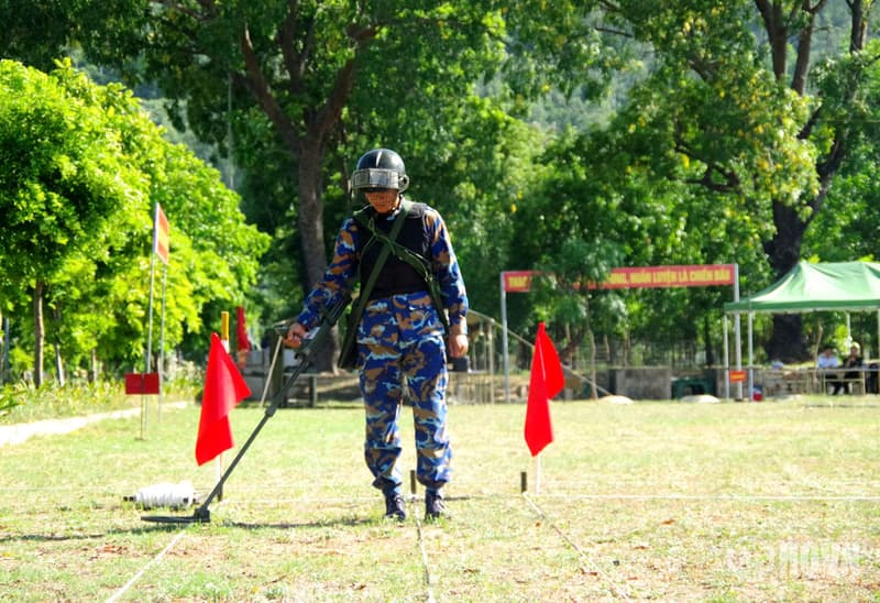 Binh chủng Công binh kiểm tra cấp đổi chứng chỉ rà phá bom mìn tại Lữ đoàn 83