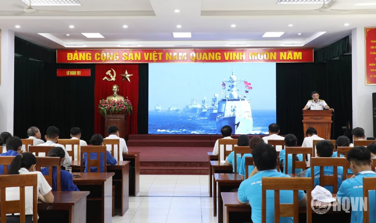 Lữ đoàn 161 phối hợp tuyên truyền biển đảo cho sinh viên