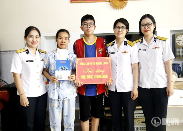 Hội Phụ nữ Lữ đoàn 680 trao quà cho con quân nhân trước năm học mới