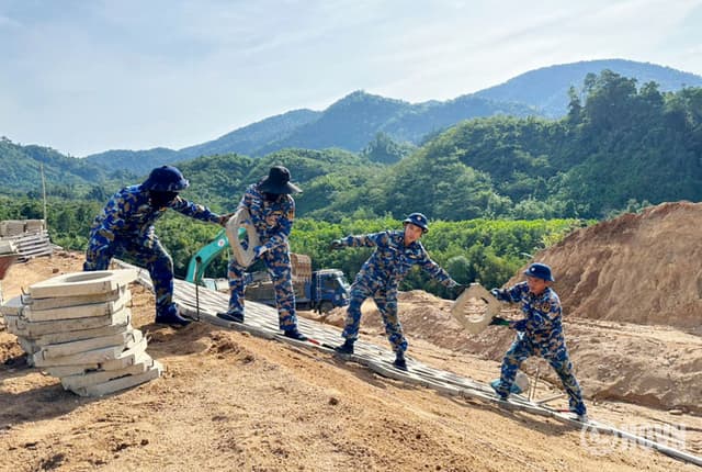 Bám trụ công trường, vững vàng tay súng