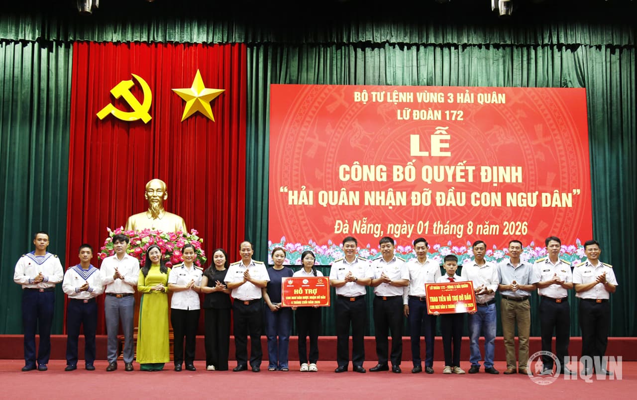Lữ đoàn 172 trao quyết định nhận đỡ đầu con ngư dân
