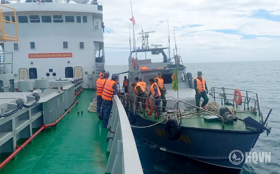 Tàu 629 bàn giao nữ du khách được cứu sau 8 giờ trôi dạt trên biển