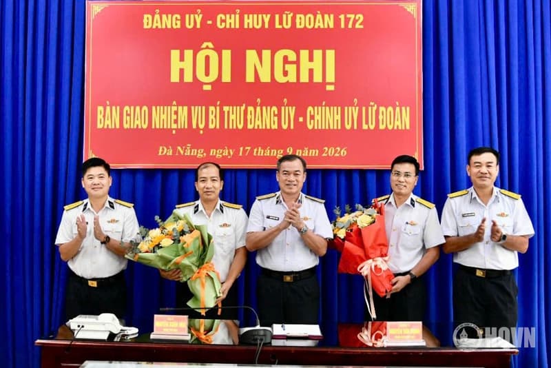 Bàn giao chức trách, nhiệm vụ Bí thư Đảng ủy, Chính ủy Lữ đoàn 172