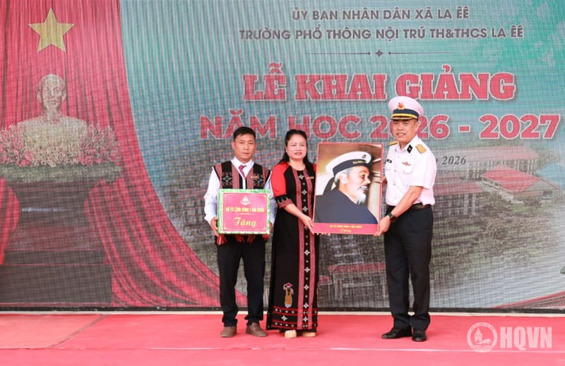 Vùng 3 Hải quân đồng hành cùng học sinh biên giới Đà Nẵng trong ngày khai giảng