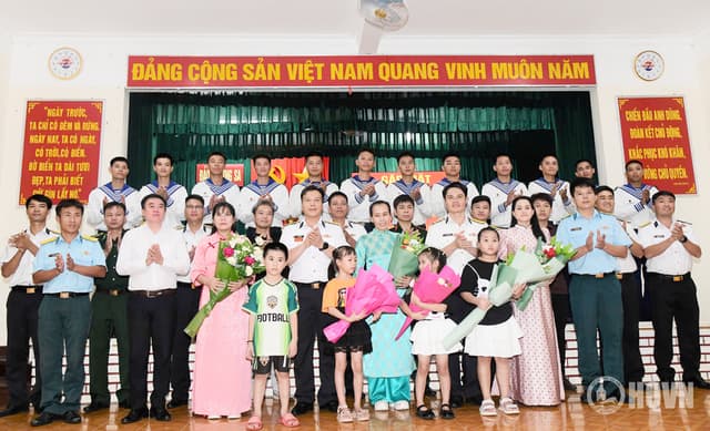 Phụ nữ đặc khu Trường Sa đón Ngày truyền thống trong tình yêu thương, sẻ chia