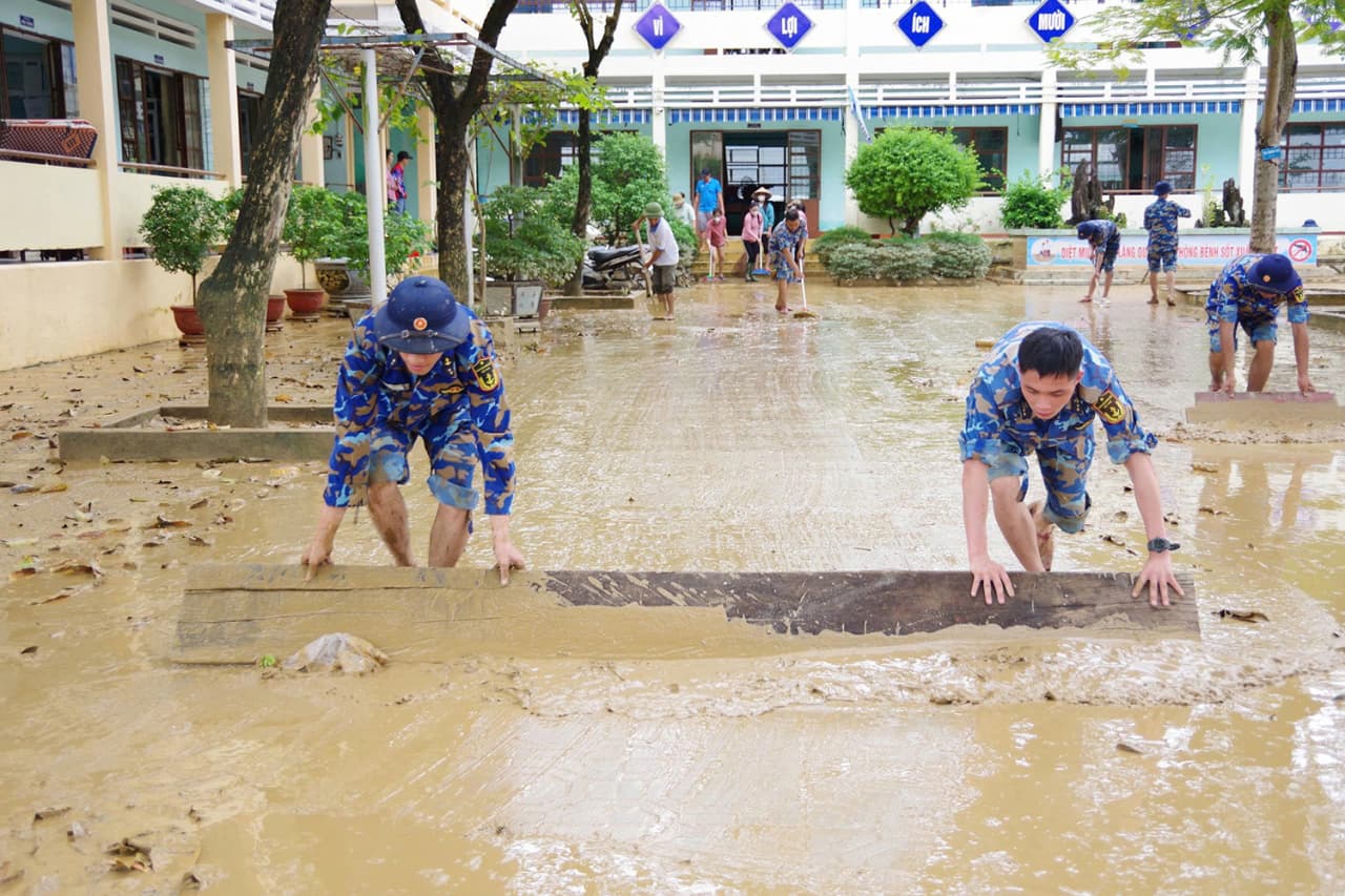 Ấm áp tình người sau mưa lũ