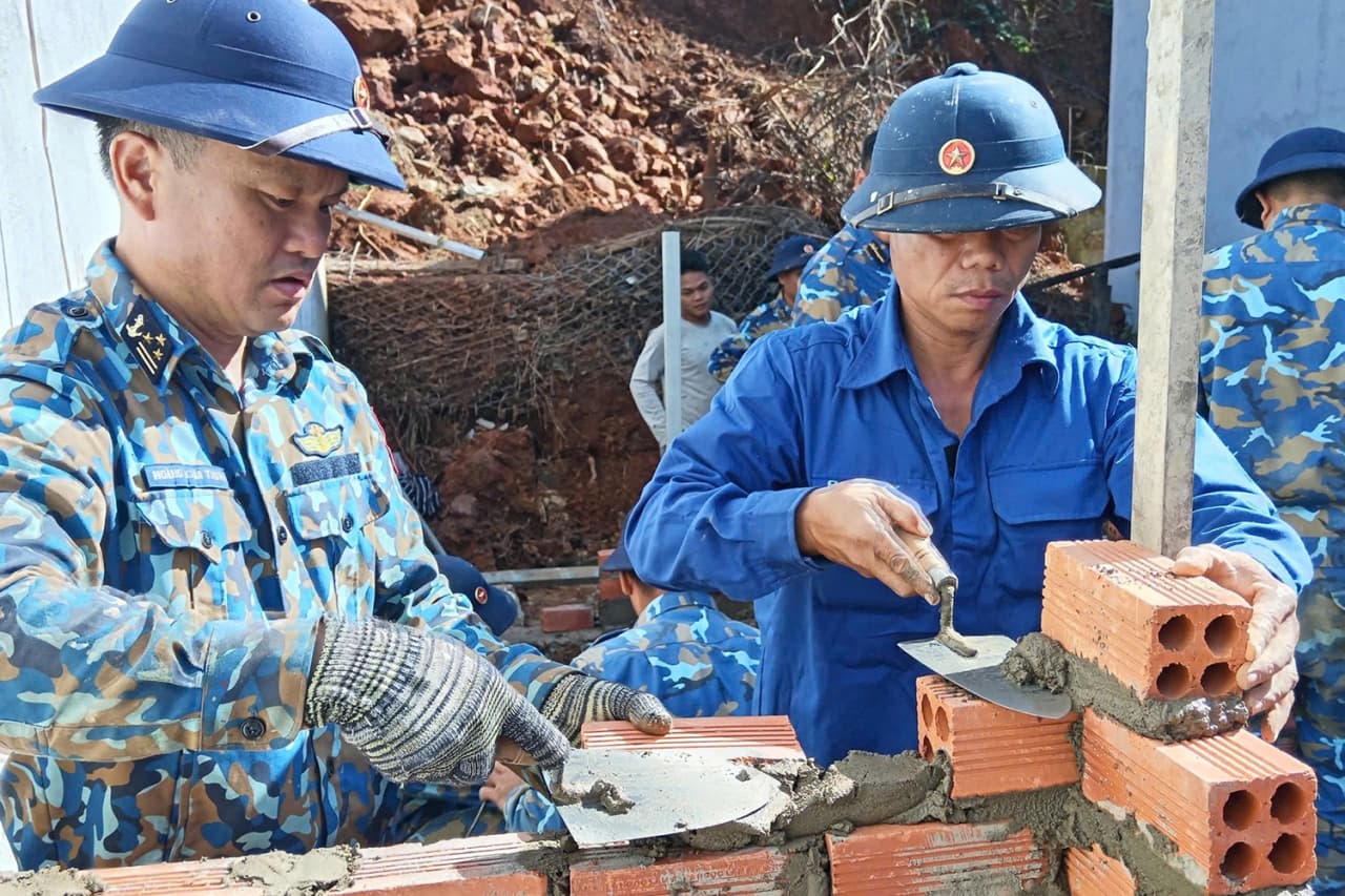 "Không đi tranh thủ, không nghỉ cuối tuần" quyết đẩy nhanh tiến độ xây dựng nhà giúp dân sau mưa lũ