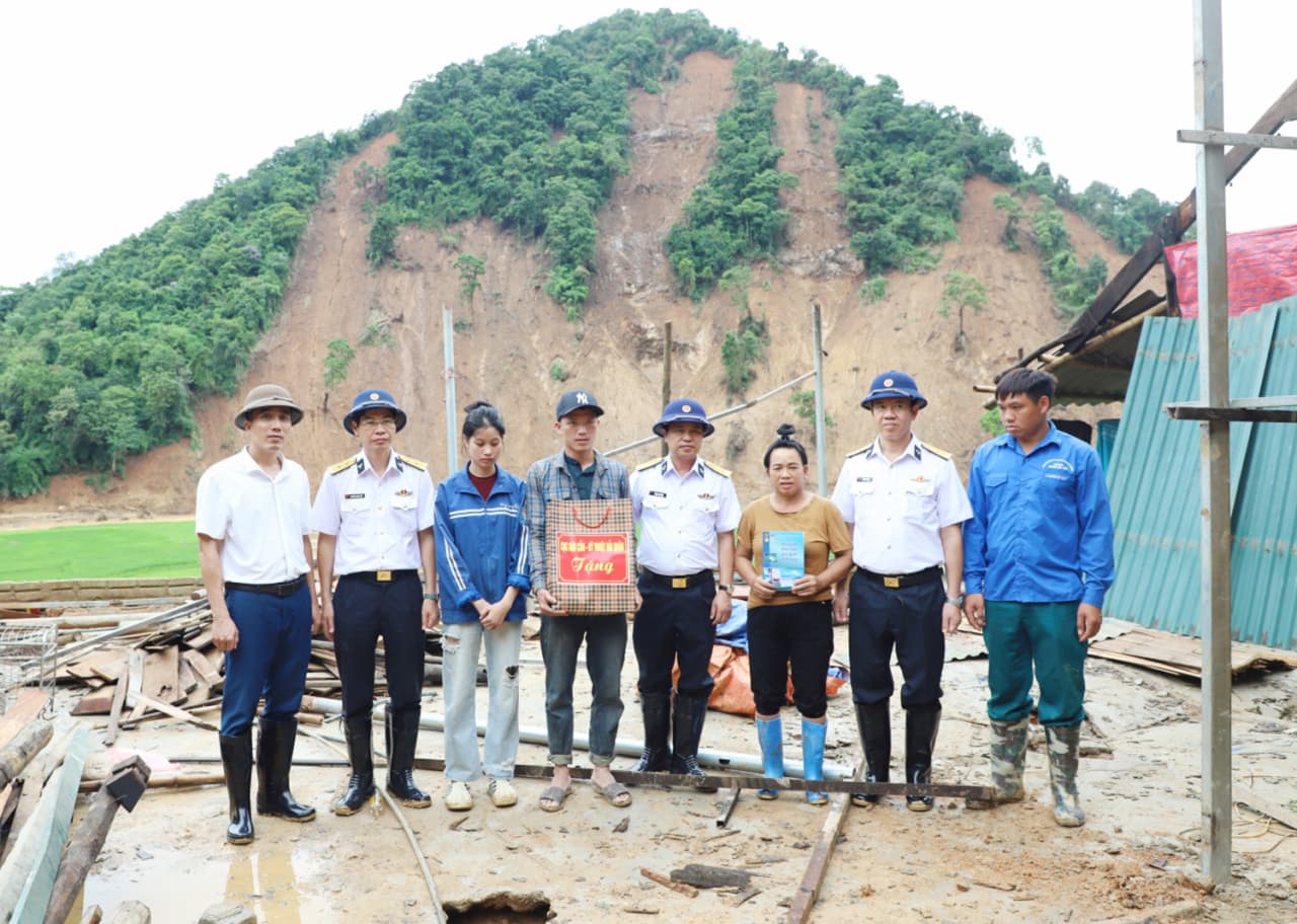 Ấm tình quân dân sau cơn mưa lũ