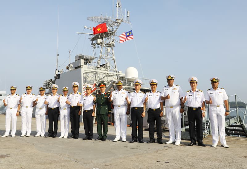 Tàu 17 cập cảng Lumut, bắt đầu chuyến thăm xã giao Malaysia