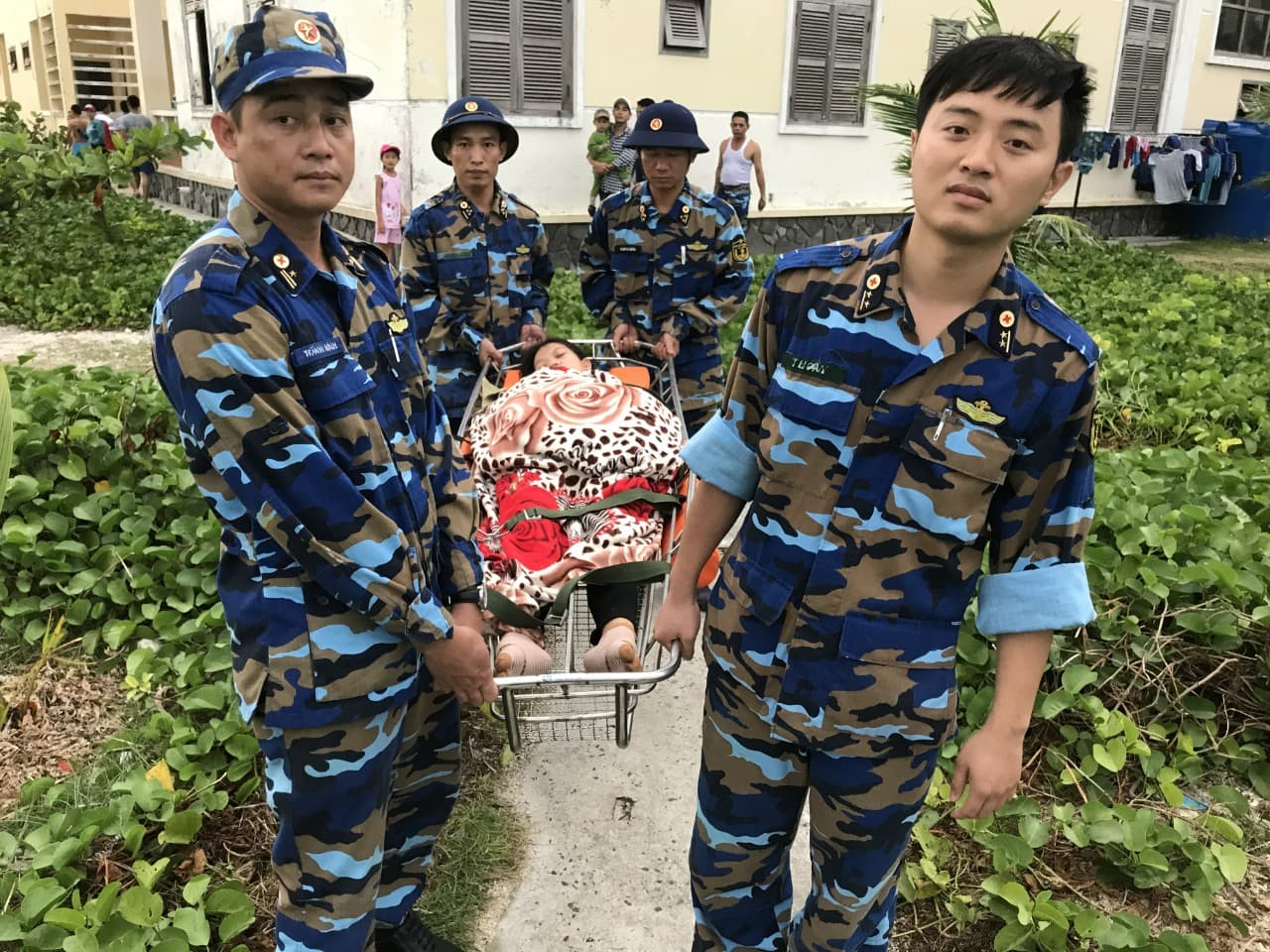 Đưa bệnh nhân ở xã đảo Sinh Tồn vào đất liền