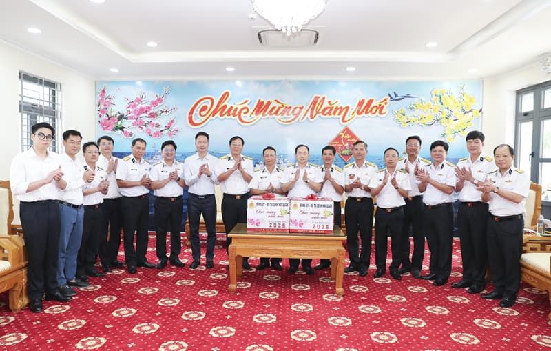 Phó Đô đốc Trần Thanh Nghiêm kiểm tra, chúc tết các đơn vị Vùng 5 Hải quân và lực lượng trên đảo Hòn Khoai