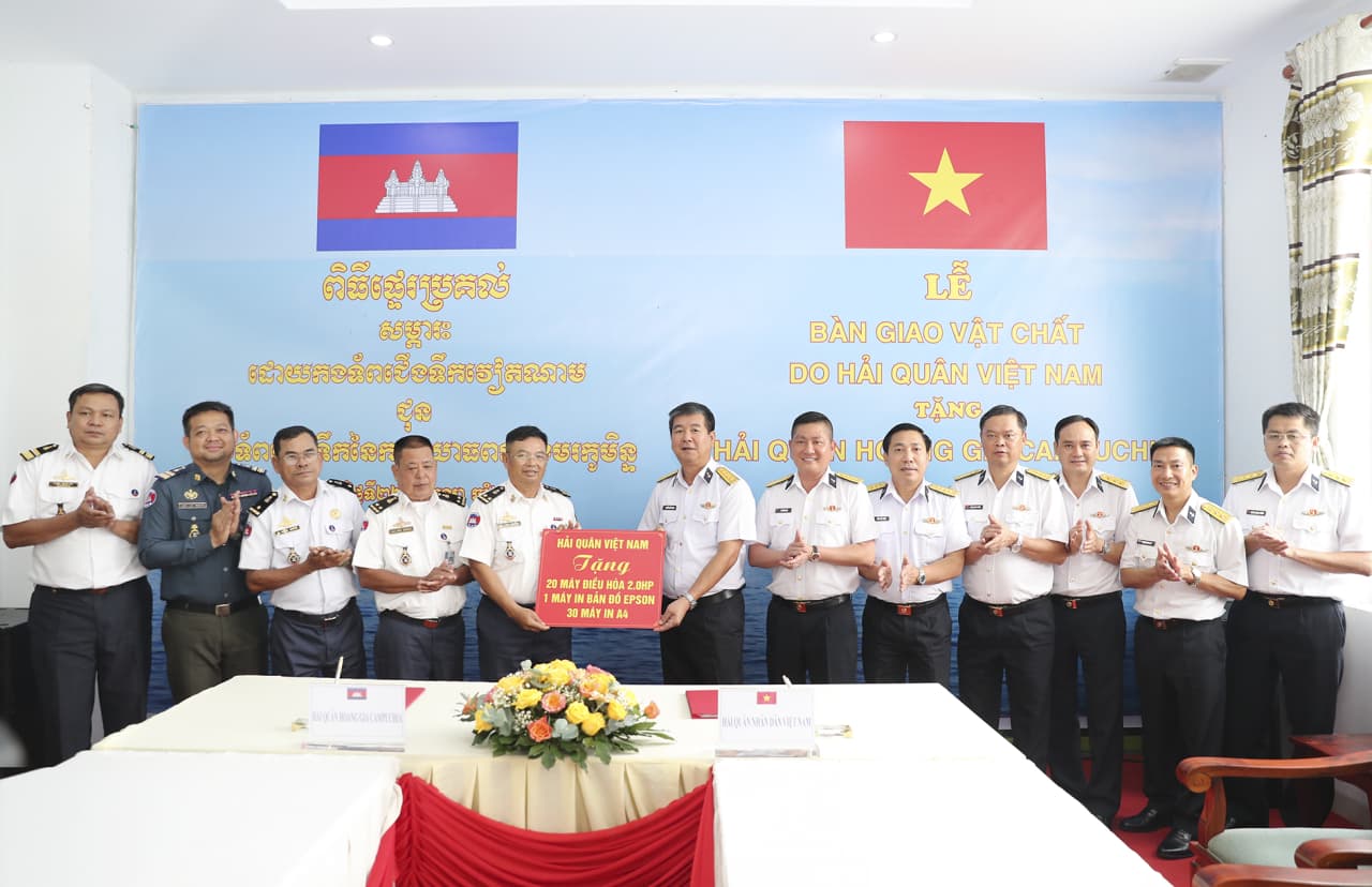 Hải quân Việt Nam bàn giao vật chất tặng Hải quân Hoàng gia Campuchia
