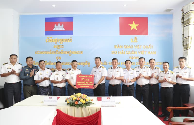 Hải quân Việt Nam bàn giao vật chất tặng Hải quân Hoàng gia Campuchia