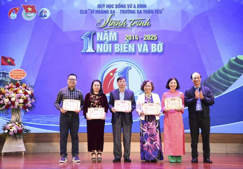 Quỹ học bổng Vừ A Dính và Câu lạc bộ “Vì Hoàng Sa - Trường Sa thân yêu” kỷ niệm 11 năm thành lập