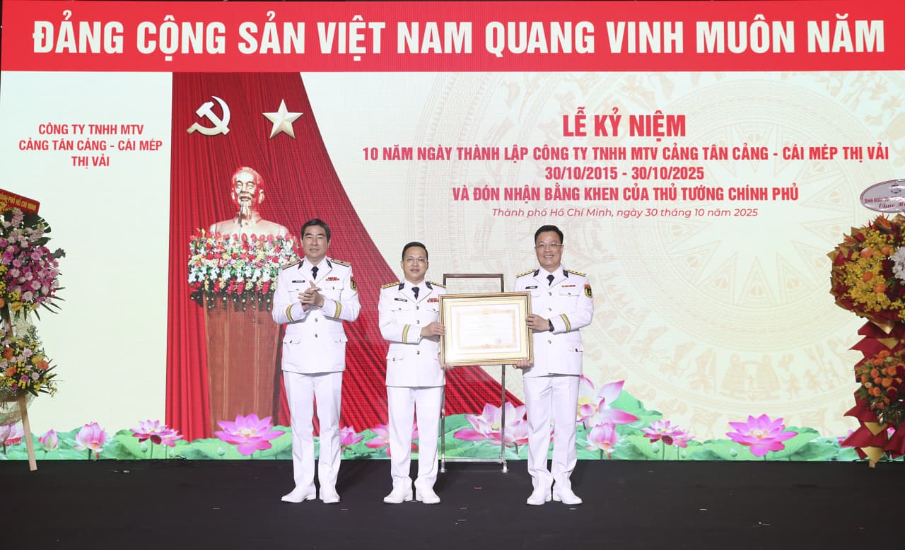 Cảng Tân cảng Cái Mép - Thị Vải đón nhận Bằng khen của Thủ tướng Chính phủ