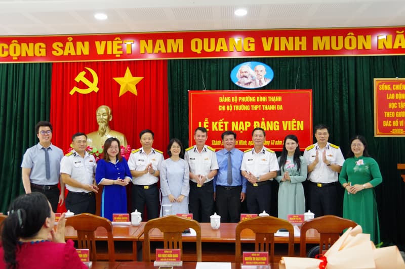 Vùng 2 Hải quân phối hợp tổ chức hoạt động về nguồn, sinh hoạt chuyên đề và kết nạp đảng viên