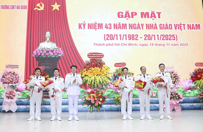 Trường CĐKT Hải quân gặp mặt kỷ niệm 43 năm Ngày Nhà giáo Việt Nam