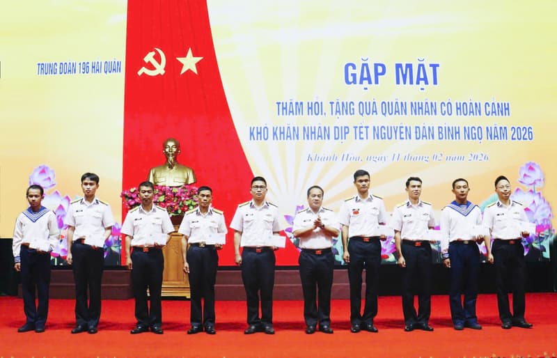 Trung đoàn 196 gặp mặt, tặng quà quân nhân có hoàn cảnh khó khăn dịp Tết Nguyên đán