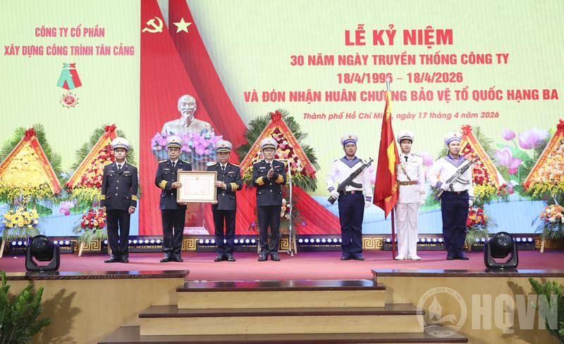 Công ty CP Xây dựng công trình Tân cảng đón nhận Huân chương Bảo vệ Tổ quốc hạng Ba