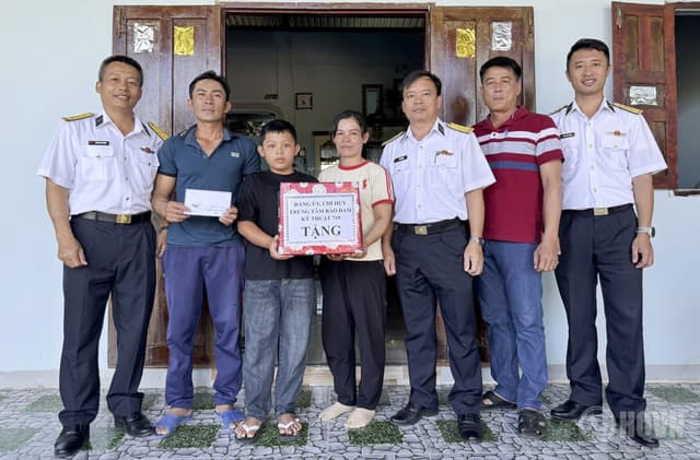Trung tâm Bảo đảm Kỹ thuật 719 tặng quà con ngư dân