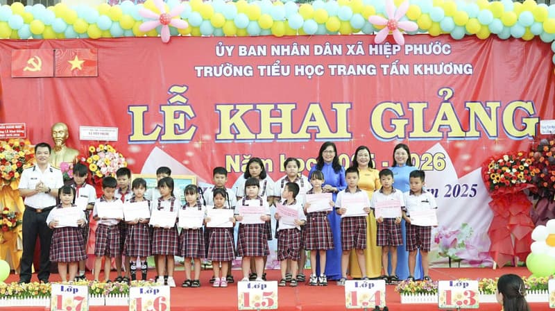Công ty CP Cảng Tân cảng Hiệp Phước trao quà dịp khai giảng năm học mới