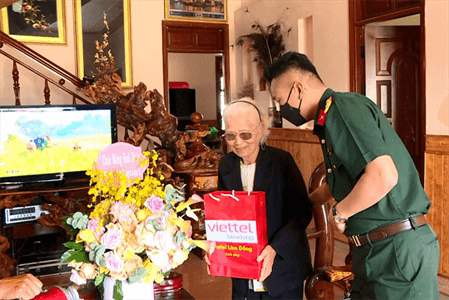 Viettel Lâm Đồng triển khai nhiều hoạt động đền ơn đáp nghĩa thiết thực