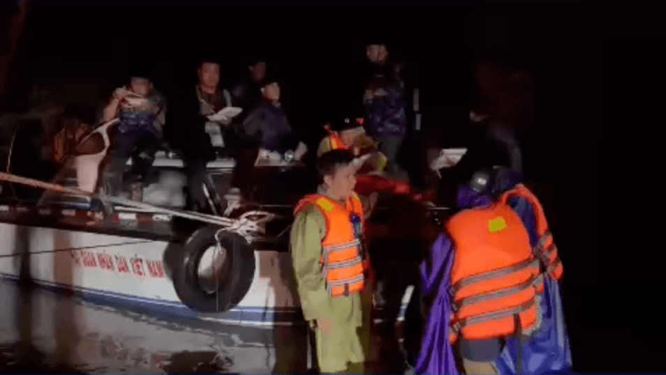 Bộ đội Hải quân tiếp tế lương thực, thực phẩm cho người dân trong tâm bão